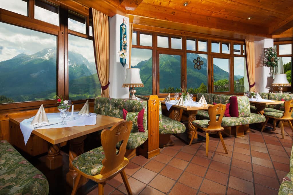 Panoramarestaurant Hotel Gasthof Nutzkaser mit Ausblick auf die Berchtesgadener Alpen